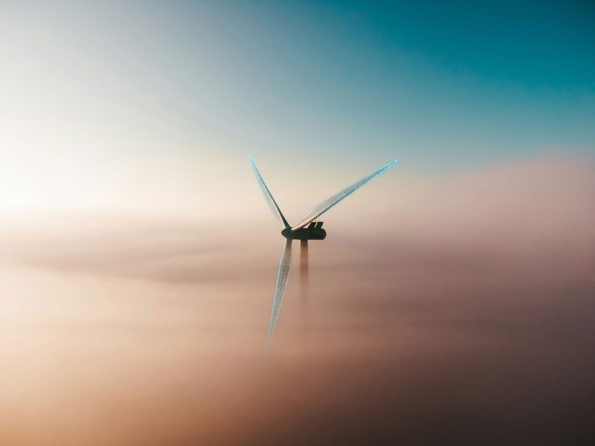 Windenergieanlage über nebliger Landschaft